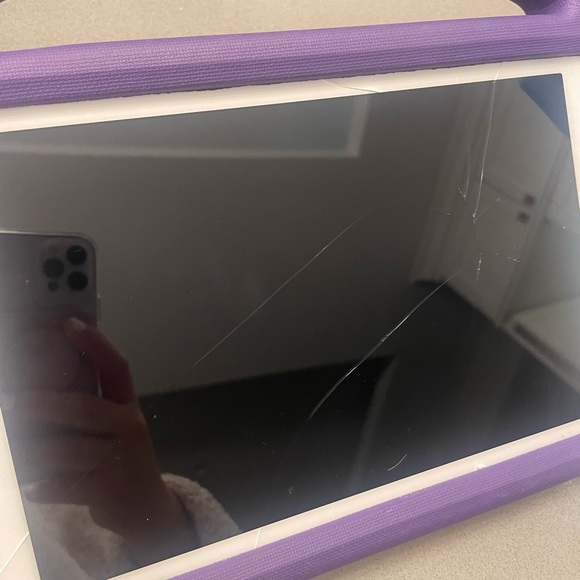 Selling 2 Amazon fire tablets, cracked screens but work fine! - Picture 5 of 5